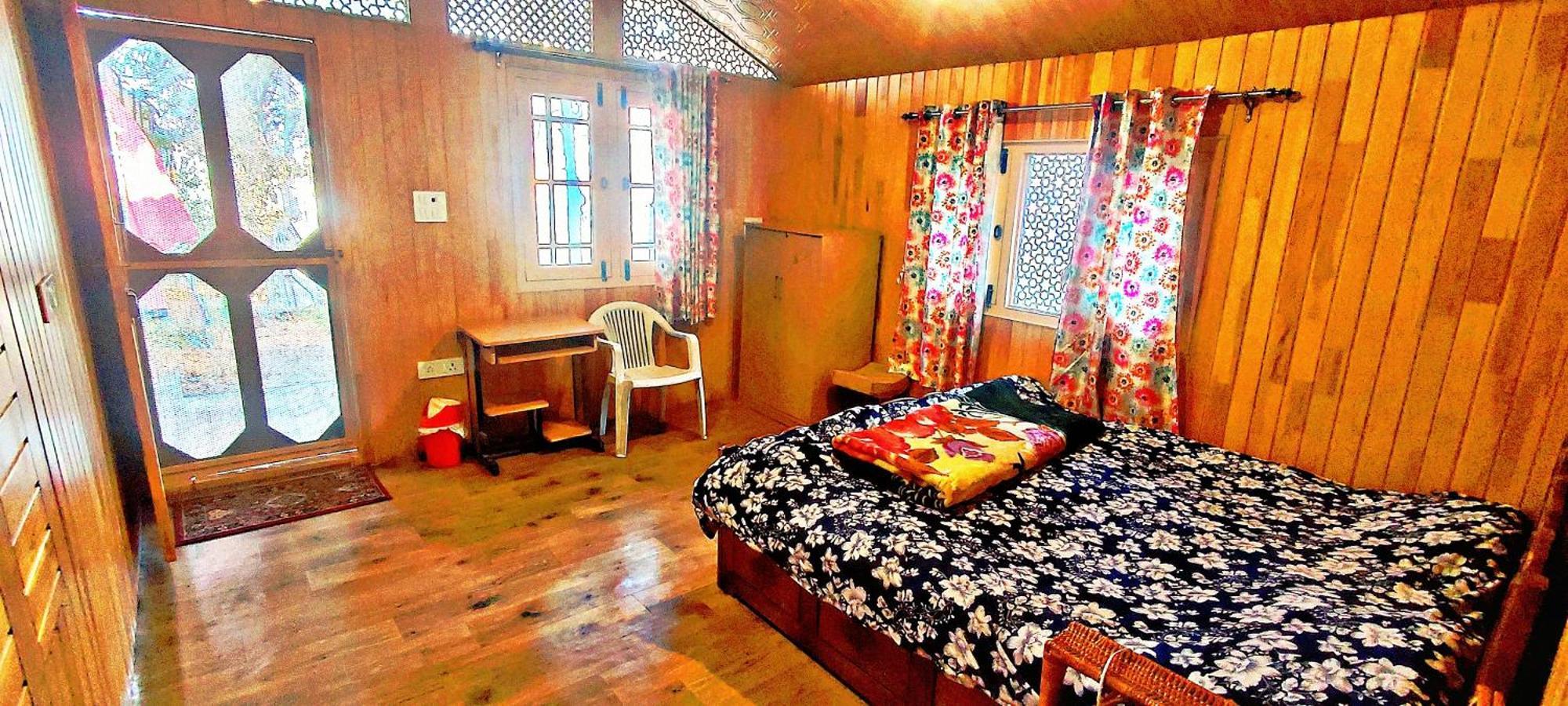 The Clover Inn Сринагар Экстерьер фото
